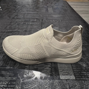 סקצרס נעלי נוחות בז מיוחד