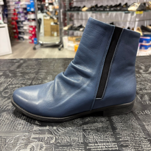 מגפון עור רוכסן עם גומי דגם דינה כחול