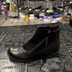 מגפון עגול עור דגם דיקלה שילוב רוכסן כסוף שחור