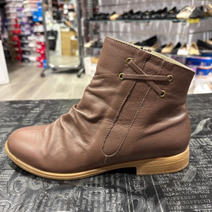 1066 מגפון נוחות כחול עור רך חום