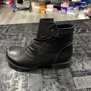 מגפון דגם 275 עור שחור