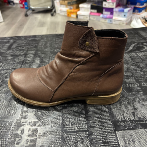 מגפון דגם 275 עור חום