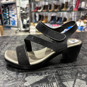 פלייפוט סנדל בעיטור אבנים עם רצועה אלכסונית