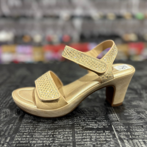 פלייפוט סנדל מעוטר אבנים שקוץ קדמי זהב