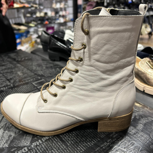 מגפון עור אמיתי שילוב שרוך ורוכסן עקב קטן לבן